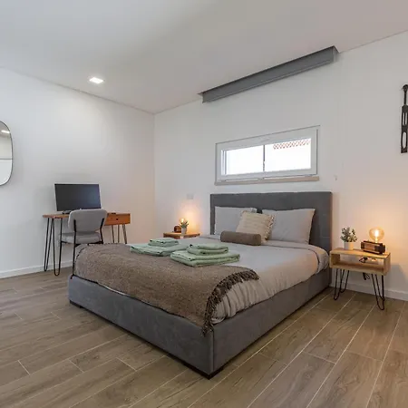 Laura With Private Swimming Pool לוריניה