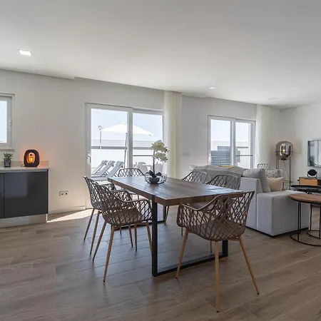 Laura With Private Swimming Pool בית נופש *