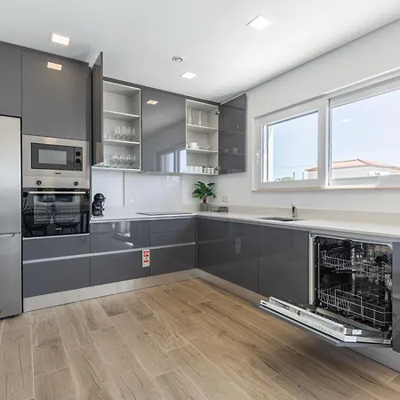 בית נופש Laura With Private Swimming Pool לוריניה