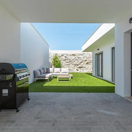 Laura With Private Swimming Pool לוריניה