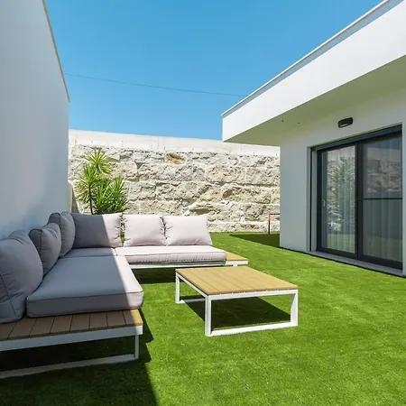 Laura With Private Swimming Pool בית נופש *