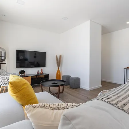 Laura With Private Swimming Pool *