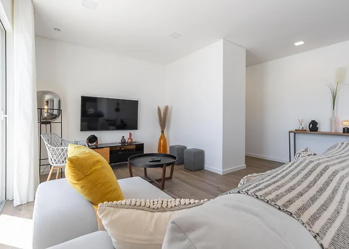 Laura With Private Swimming Pool *