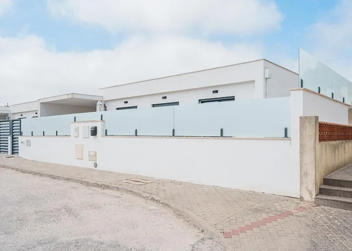 Laura With Private Swimming Pool Hébergement de vacances *